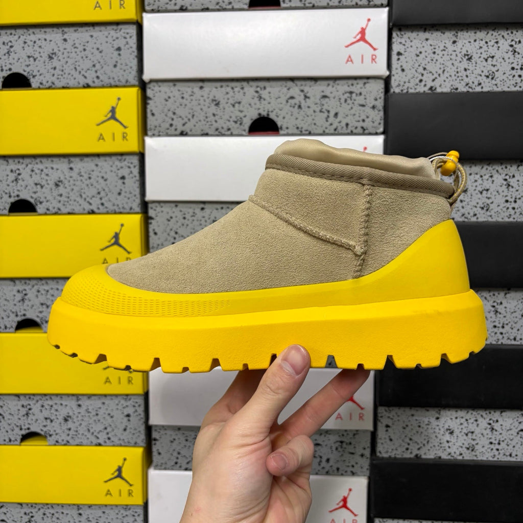 UGG Neumeel Deco Boot – Unisex Suede Ankle Boot in Sand with Yellow Lug Sole