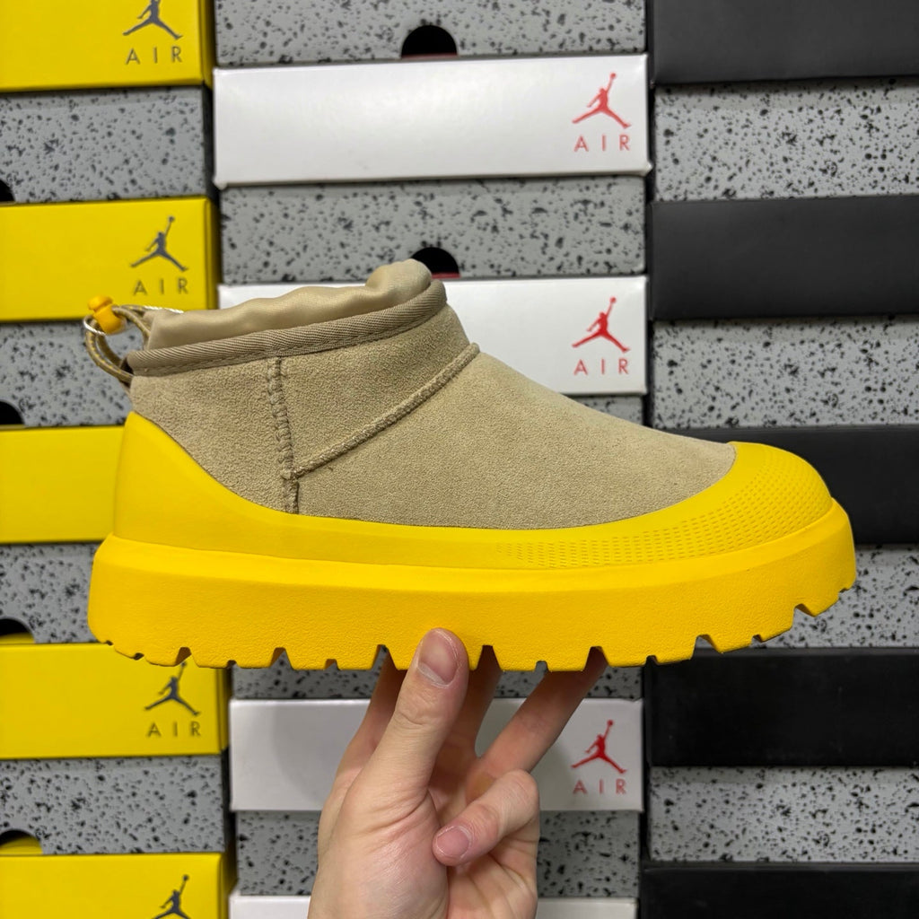 UGG Neumeel Deco Boot – Unisex Suede Ankle Boot in Sand with Yellow Lug Sole